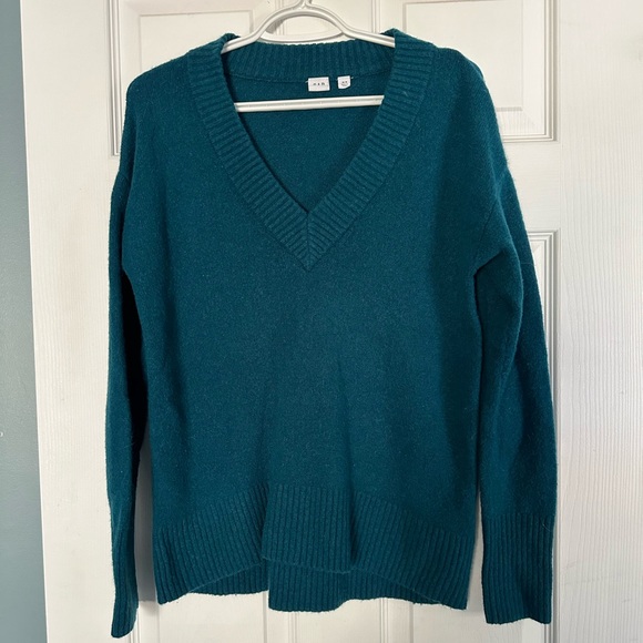GAP Boucle V-Neck Sweater - Picture 2 of 6